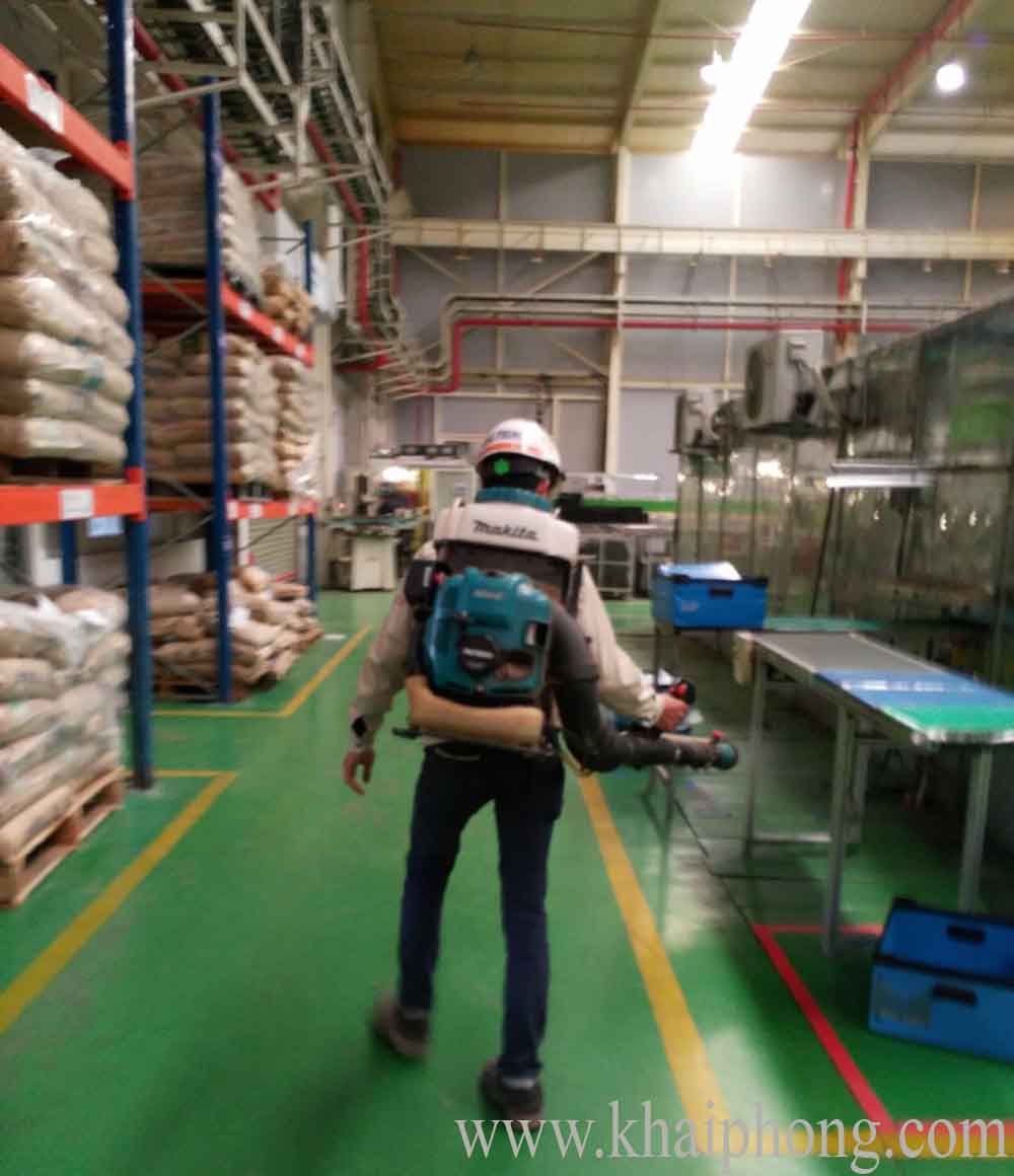 Phun diệt côn trùng tại khu công nghiệp Lai Vu